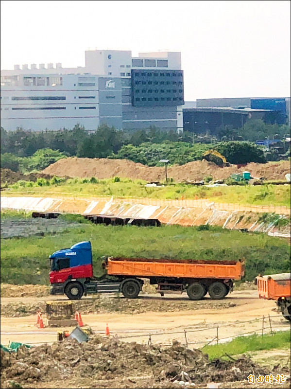 桃園航空城正全面施工，由於需土量甚大，市府考慮開放民間土方。（記者謝武雄攝）