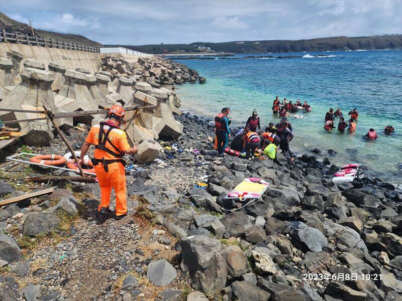 七美臥牛灣發生遊客溺水意外，消防局等單位派員搶救。（澎湖縣政府消防局提供）