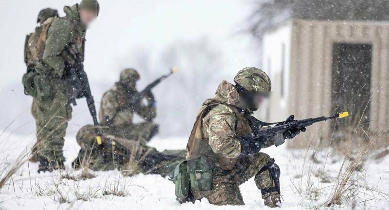烏克蘭士兵在英國訓練期間，使用保加利亞製造的 AR-M9F 步槍。（擷取自英國國防部網站）
