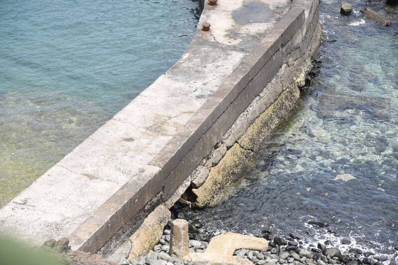 離島碼頭掏空，澎湖縣長陳光復承諾盡速補強。（澎湖縣政府提供）