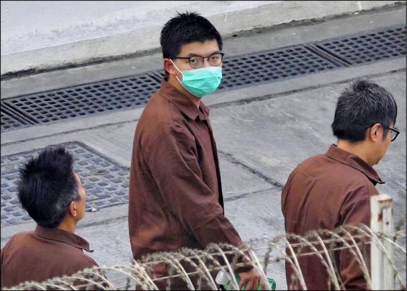 香港民主派要角黄之锋投身「反送中」多起行动，涉及「参与未经批准集结」等罪名，目前在石壁监狱服刑。图为他2021年12月3日于荔枝角收押所身着囚衣。（欧新社档案照）(photo:LTN)