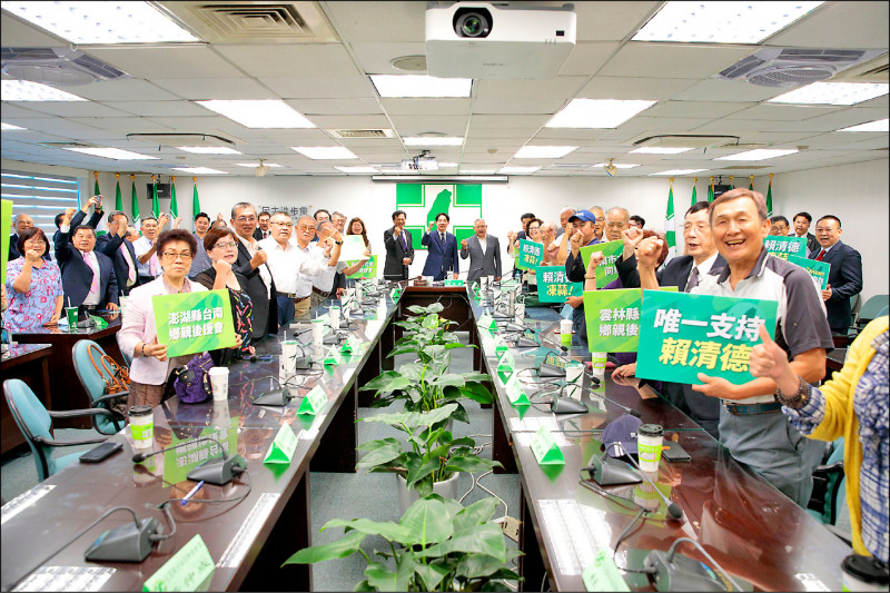 全國台南旅外同鄉會昨前往民進黨中央黨部與黨主席暨總統參選人賴清德座談，與會鄉親舉牌力挺賴清德當選二〇二四總統。（民進黨提供）