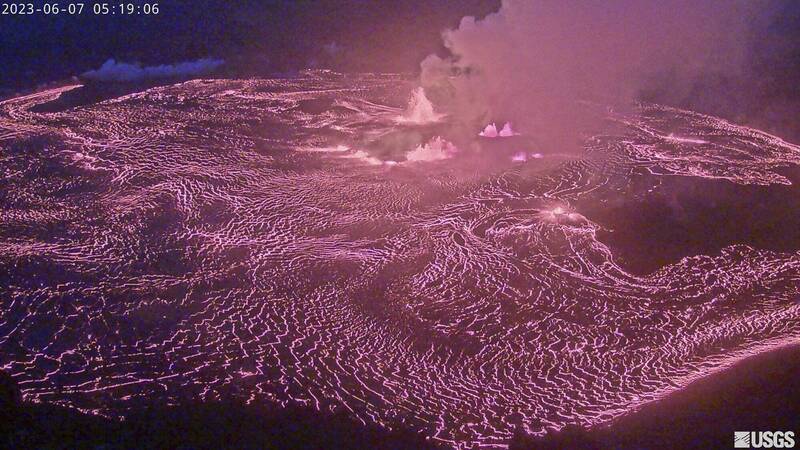 夏威夷基拉韦厄火山口7日起喷发，历来吸引许多游客前往近距离观赏火山喷发奇景。（美联社）(photo:LTN)