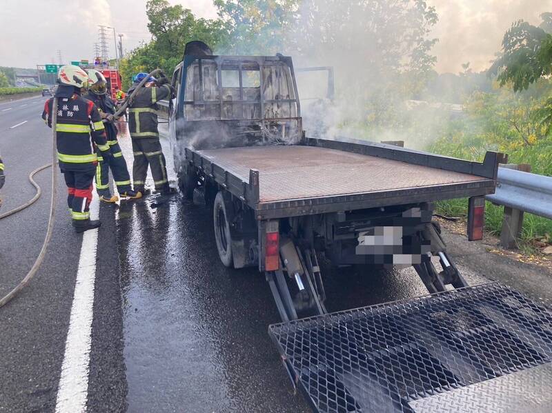 貨車載重機發生火燒車，幸重機及時搶救下來減少損失。（記者蔡宗勳翻攝）