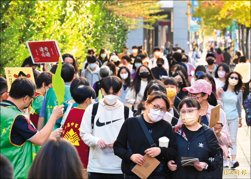 針對武漢肺炎中重症住院隔離等考生無法參加或全程參加大學學測，大學招生委員會聯合會昨公布升大學補救措施。（資料照，記者劉信德攝）