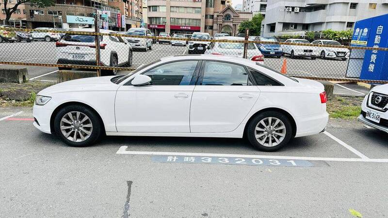 女子在網上抱怨停車格太小，引發網友熱議。（圖片取自爆料公社）