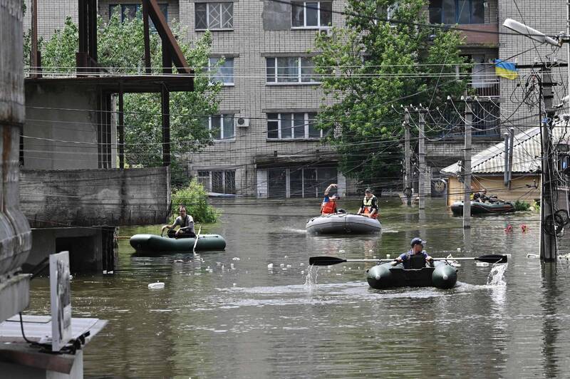 烏克蘭在赫爾松地區的指揮官9日表示，遭淹沒區域的洪水開始逐漸退去，目前已撤出2352人。（法新社）