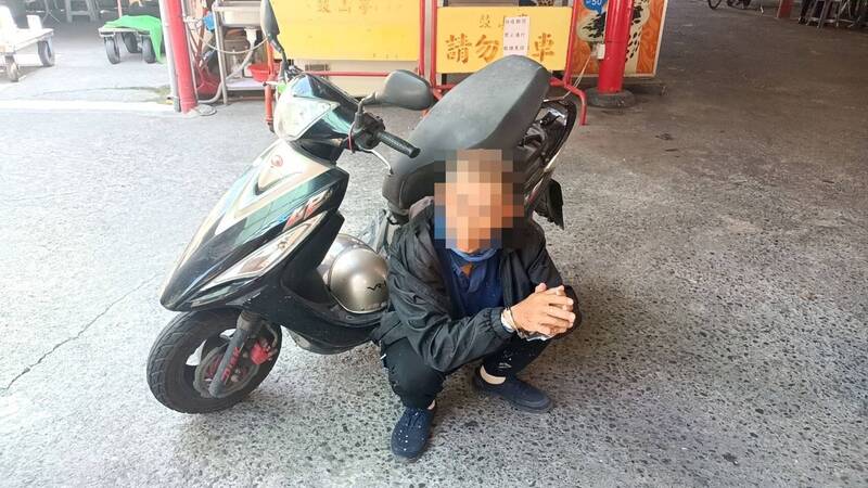 高雄市59歲李姓男子發現路邊機車沒拔鑰匙，涉嫌趁機偷走據為己有，沒想到不到兩小時就被警方在廟宇前人贓俱獲（讀者提供）