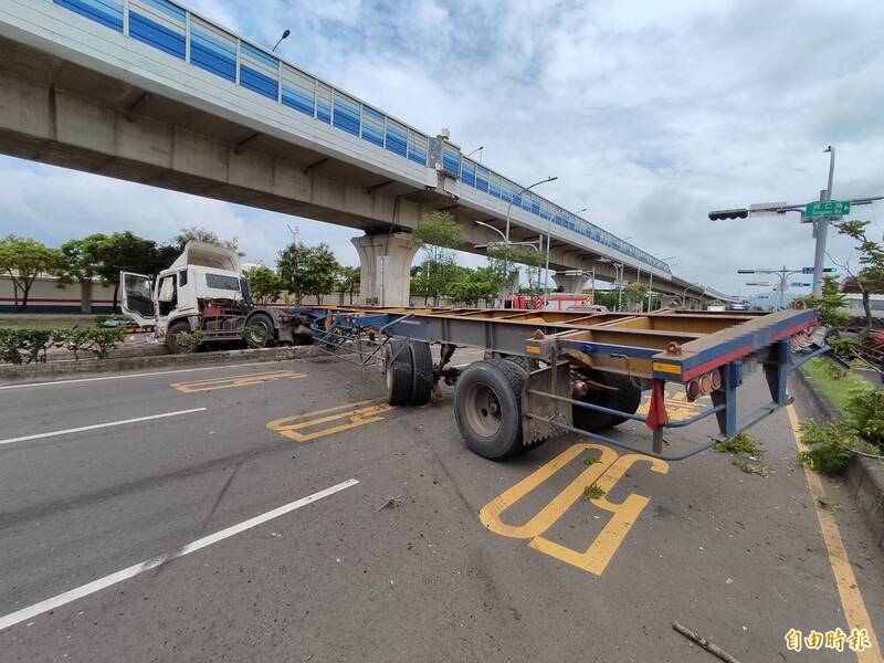 高雄拖板車撞倒路燈 1騎士衰遭砸「犁田」送醫 - 高雄市 - 自由時報電子報