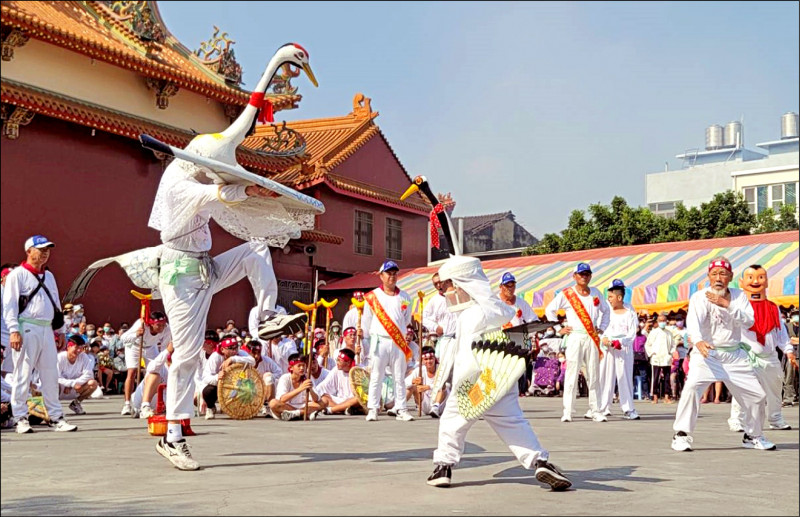 白鶴陣是西港香特色武陣，老教頭何國昭（右一）也能出陣表演。（資料照）