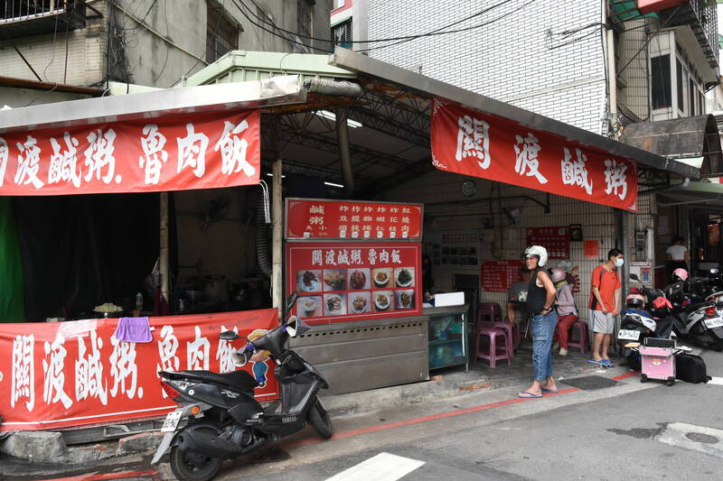 在台北市北投經營「關渡鹹粥店」的43歲潘姓越配，今日下午在店內遭人持槍狙擊身亡。（警方提供）