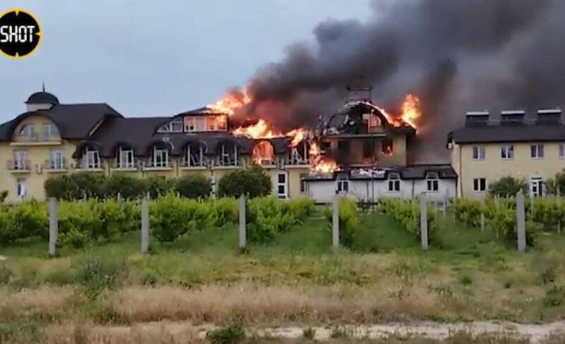 被烏軍砲襲的建築物正在熊熊燃燒。（圖擷自推特）