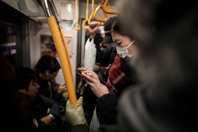 英國廣播公司（BBC）發布一則報導，揭露東亞地區中，在公共場所（電車、地鐵）拍攝性侵、猥褻影片，藉此通過性暴力牟利的幕後黑手；示意圖。（法新社）