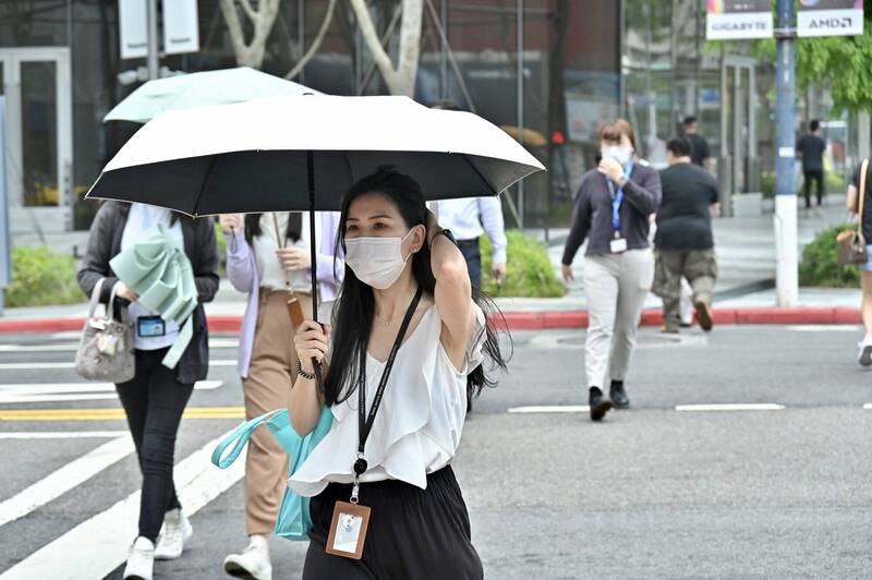 天氣風險公司今提醒，本週末天氣濕熱，下週還將迎來典型梅雨季。（資料照）
