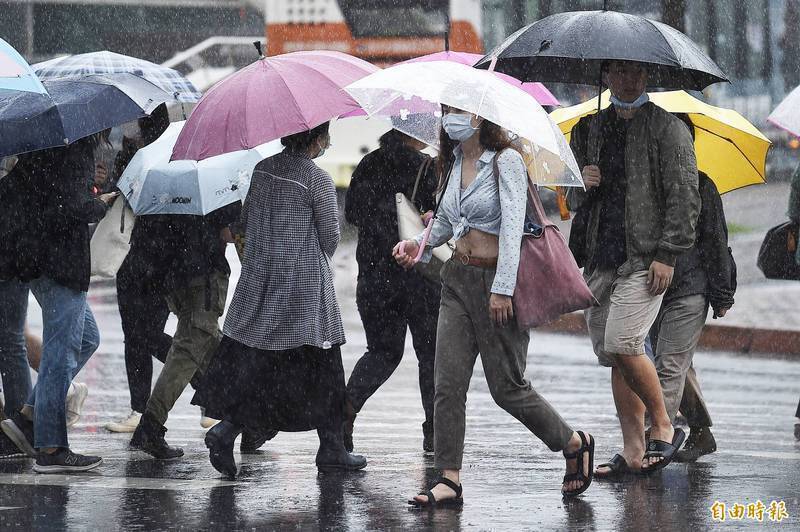 今天鋒面位於北部海面，今、明（10日、11日）兩天天氣不穩定，台灣各地及澎湖、金門、馬祖地區有局部短暫陣雨或雷雨，也易有對流發展，造成有短延時強降雨，甚至有局部大雨或豪雨發生的機率。（資料照）