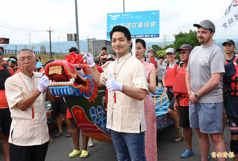 2023台北國際龍舟錦標賽龍舟點睛暨祭江大典在洲美里屈原宮舉行，市長蔣萬安（中）、屈原宮主委林天來（左）為龍舟點睛。（記者劉信德攝）