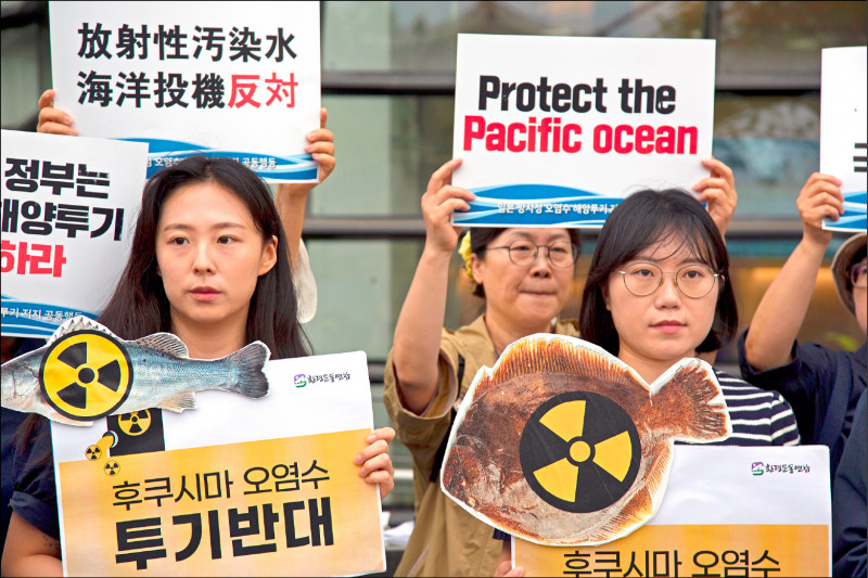 南韩环保团体六日在日本驻首尔大使馆外举牌抗议，唿吁「保护太平洋」，反对「放射性污染水」排入海中。（欧新社）(photo:LTN)