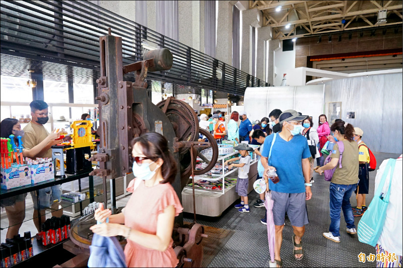 鐵道文化觀光園區有各種紀念品、禮品販售，可滿足鐵道迷及遊客。
（記者陳彥廷攝）