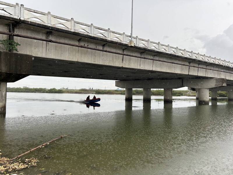 消防救生艇在南萣橋下河域搜尋溺水者身影。（圖：民眾提供）