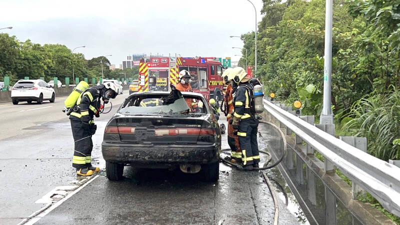 66歲陳姓男子今天上午7點左右駕駛豐田轎車行經國道3號南向67.4公里處龍潭段時，車頭突然冒出大量濃煙，隨即起火燃燒，消防局據報趕往撲滅，不過小轎車幾乎已燒光。（記者陳恩惠翻攝）