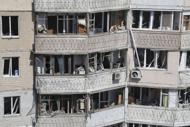 俄罗斯昨（10）日凌晨再对乌克兰发射飞弹和无人机空袭，奥德萨（Odesa）一栋公寓遭无人机残骸击中，引发火灾，造成人3死亡，至少27人受伤。图为该栋公寓被炸后满目疮痍。（路透）(photo:LTN)