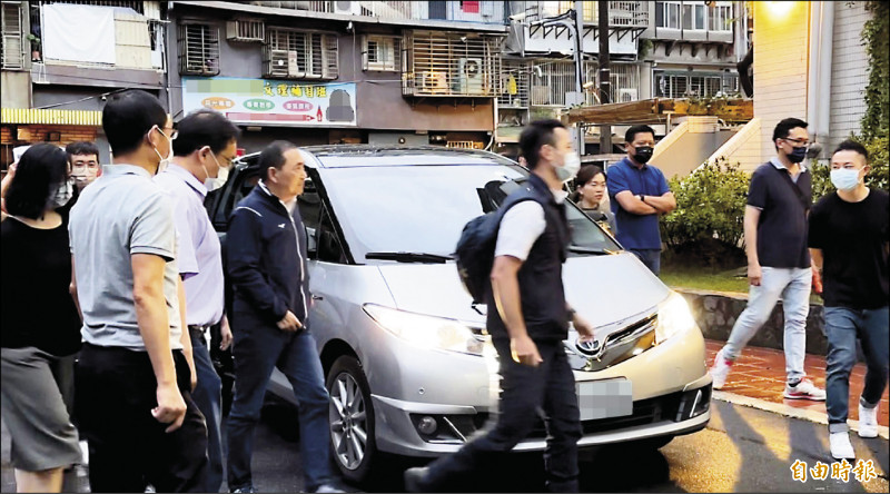 新北市長侯友宜昨晚二度與受害家長會談，遲到十八分鐘才到場（見圖）；會議結束後直接離開，未參加記者會、未受訪。（記者甘孟霖攝）