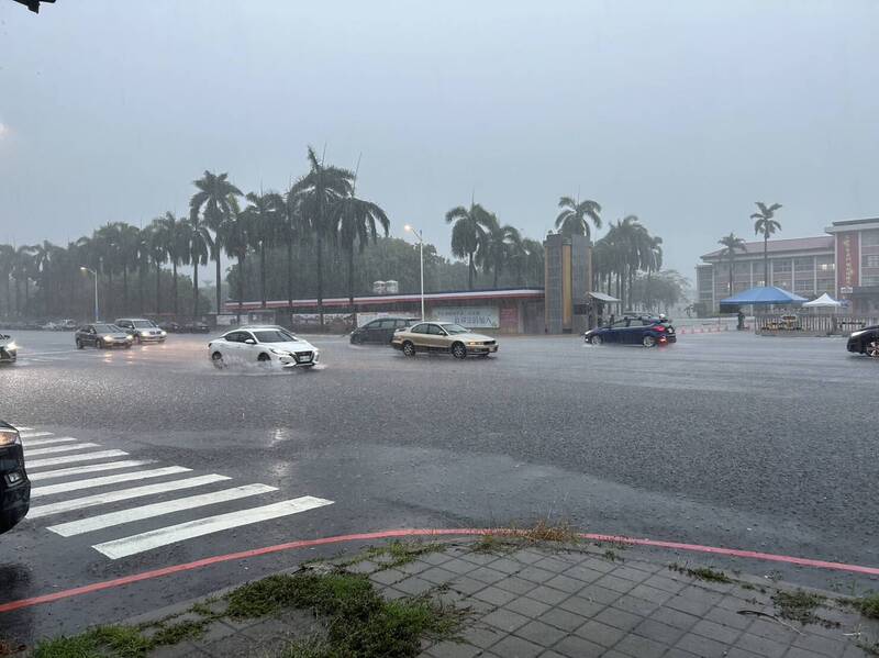 高雄10多處道路積淹水 雨勢過大宣洩不及 - 高雄市 - 自由時報電子報