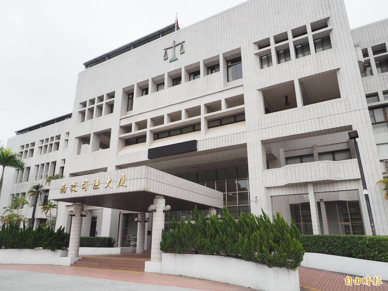 賠慘了!南投縣林姓男子提供帳戶給帳騙集團使用,南投地院民事判損害賠償280萬元給被害人。(記者陳鳳麗攝) 賠慘了!南投縣林姓男子提供帳戶給帳騙集團使用,南投地院民事判損害賠償280萬元給被害人。(記者陳鳳麗攝)