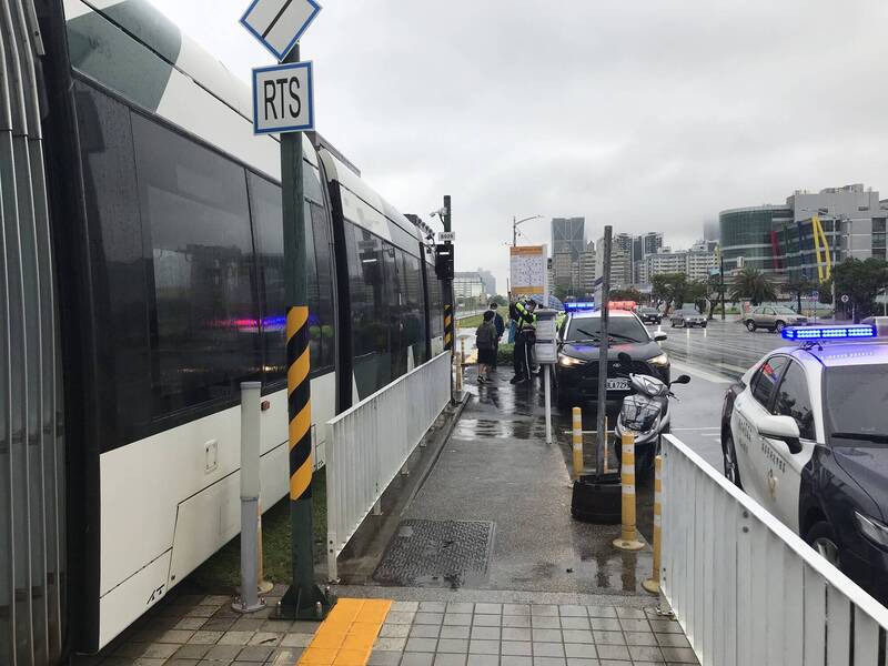 王姓男子今上午搭乘高雄輕軌列車下車後，沿著月台行走欲至夢時代百貨，疑因行走時太靠近軌道，致左手臂碰觸剛從月台出發的列車右側車。 （民眾提供）