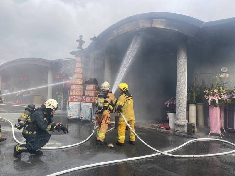 禮儀公司寄棺室火警，遺體疑遭波及。（民眾提供）