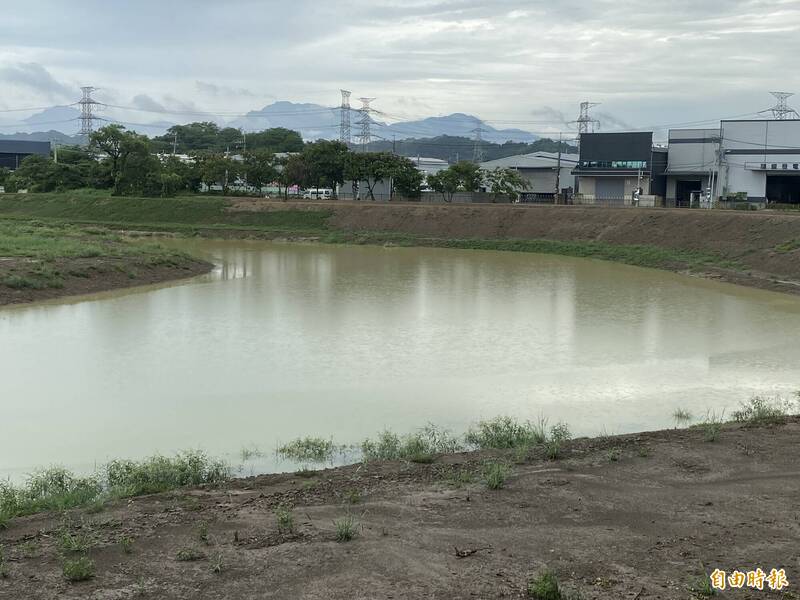 高雄地區連續雨勢，乾涸近半年的觀音湖又見「湖面」。（記者洪臣宏攝）