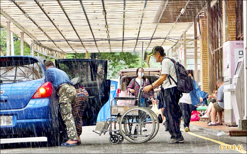 本土第4波武肺疫情升溫，台大醫院急診室等待床位的病患，從急診室一路排滿整條走廊。圖為台大急診室外民眾就診及探病情形。（記者羅沛德攝）