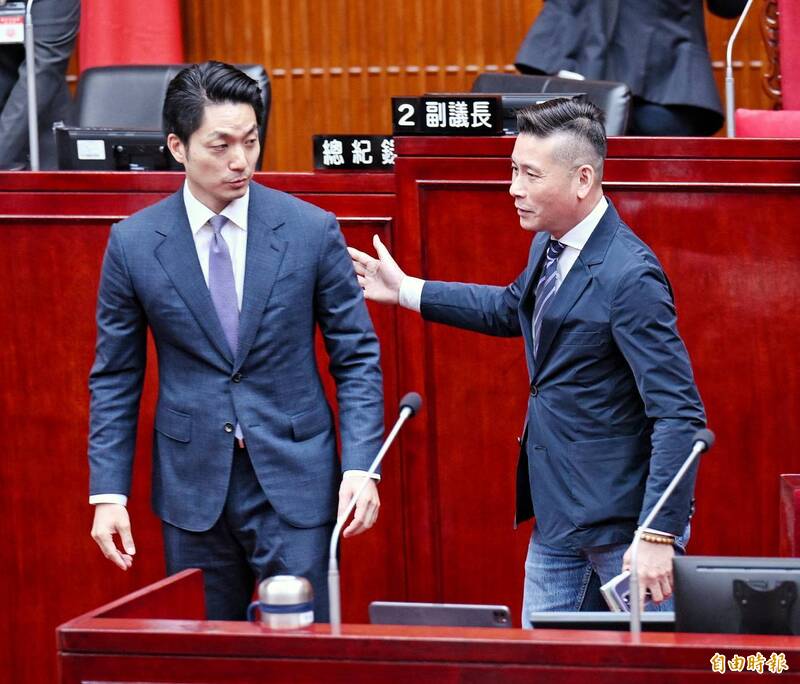 總質詢結束，市長蔣萬安與議長戴錫欽相互致意。（記者方賓照攝）