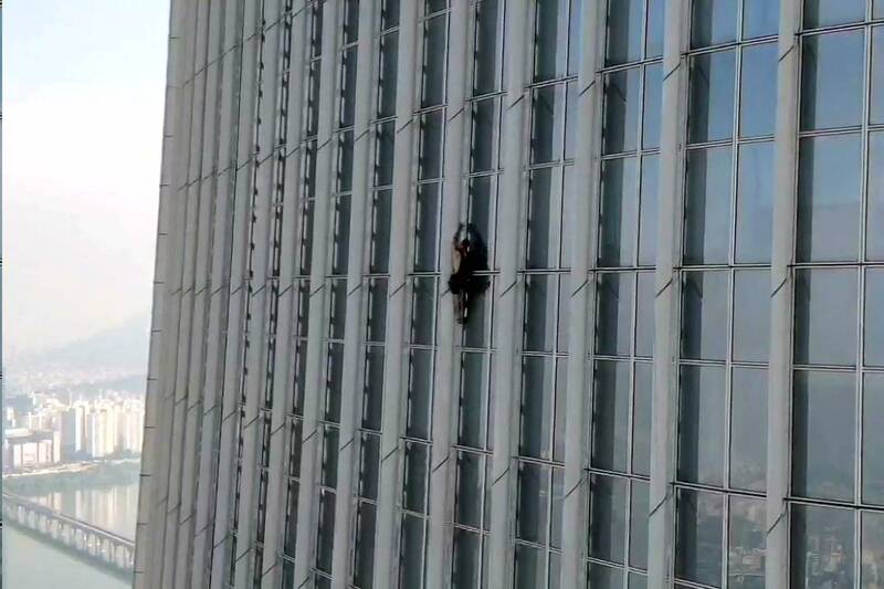 一名英国男子週一上午试图徒手攀登556公尺高的乐天世界大楼，遭南韩警方逮捕。（法新社）(photo:LTN)