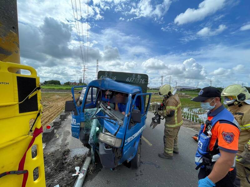 柳營酪農區今傳小貨車自撞，陳姓男子受困車內，柳營、新營消防分隊趕抵協助脫困送醫，幸無大礙。（圖由民眾提供）