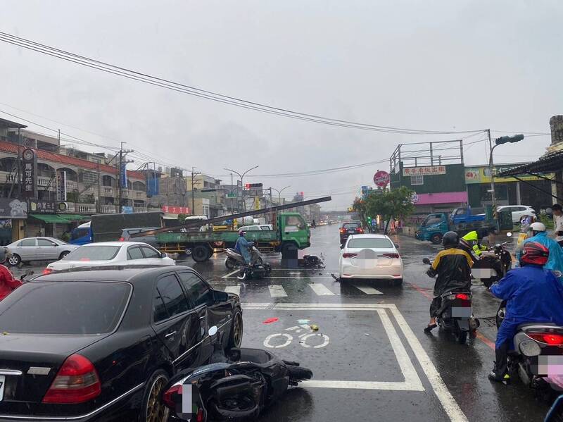 趙姓男子駕駛白色轎車幾乎未剎車撞上停等紅燈的多輛機車，還波及一旁小客車，釀5人受傷送醫。（圖：民眾提供）