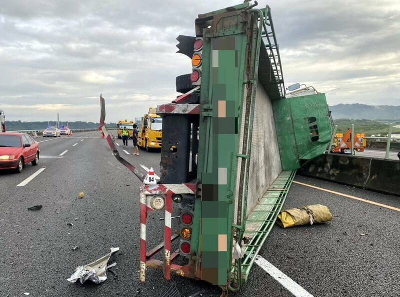 南投縣國道3號高速公路1部大貨車在與轎車發生擦撞後側翻情形。（記者謝介裕翻攝）