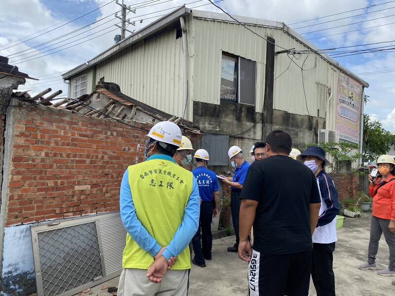 麻豆區1處三合院在0610屏東地震後屋頂塌陷，台南做工行善團啟動修繕服務。（南市勞工局提供）