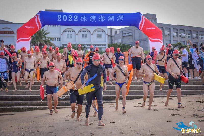 泳渡澎湖灣活動六月十八日登場，揭開澎湖運動觀光序幕。（記者劉禹慶攝）