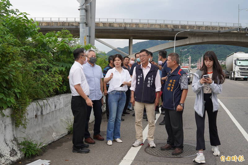 新竹縣竹林大橋南端日前發生一起車禍意外，縣府交通旅遊處邀集警察局、竹東鎮公所與芎林、竹東兩地民代現勘，研商交通改善對策，希望讓憾事不再發生。 （記者廖雪茹攝）