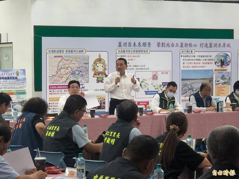 新北市長侯友宜今下午前往蘆洲區公所參加行動治理座談會議，會後到場的里長們向他加油讚聲。侯步出會場遇到媒體圍訪，回應完直接前往新北市議會專案報告。（記者闕敬倫攝）