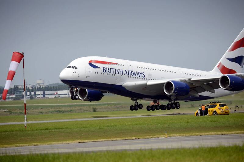 英航航空一架客機在美國德州奧斯汀機場跑道滑行準備起飛時，卻因菜鳥空服員誤觸逃生梯，導致飛機延遲5小時才能起飛，公司慘賠193萬元。英航班機示意圖，圖與新聞人物無關。（法新社）