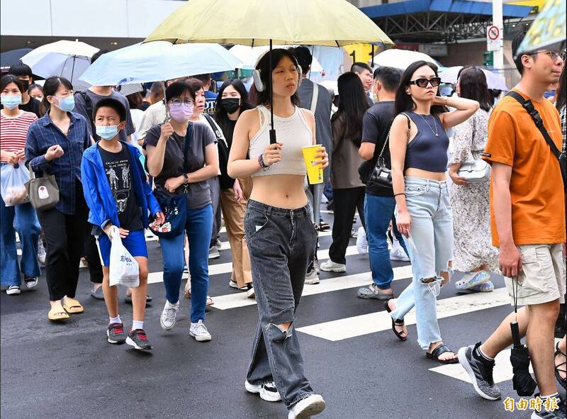 中央氣象局提醒，滯留鋒面影響期間，降雨區域及強度仍有不確定性，明晚起降雨有逐漸增加的趨勢，外出活動應特別留意天氣的變化。