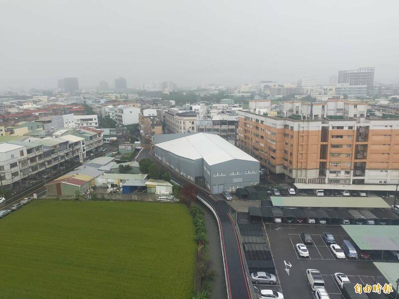 台中市潭子地區清早雨勢綿延。（記者張軒哲攝）