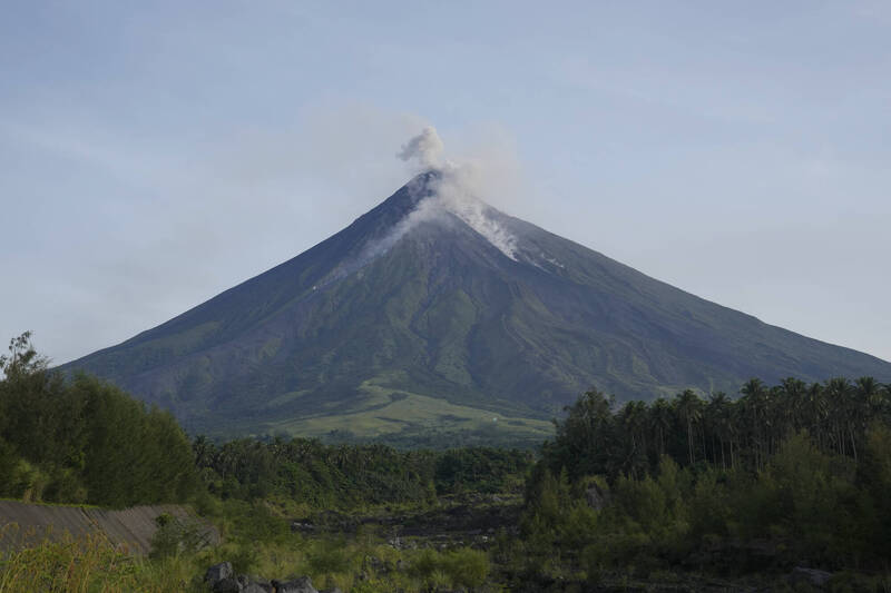 菲律賓中部的馬永火山遠遠就可看到噴出火山灰和熔岩。（美聯）