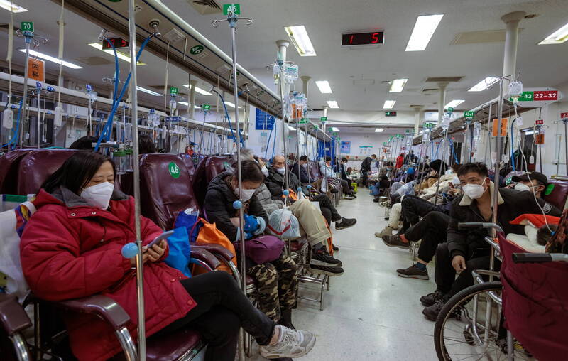 中國官方未按慣例發布2022年第4季「火化遺體數」,讓疫情大爆發期間的死亡人數成謎。圖為上海醫院擠滿病人。(歐新社檔案照) 中國官方未按慣例發布2022年第4季「火化遺體數」,讓疫情大爆發期間的死亡人數成謎。圖為上海醫院擠滿病人。(歐新社檔案照)