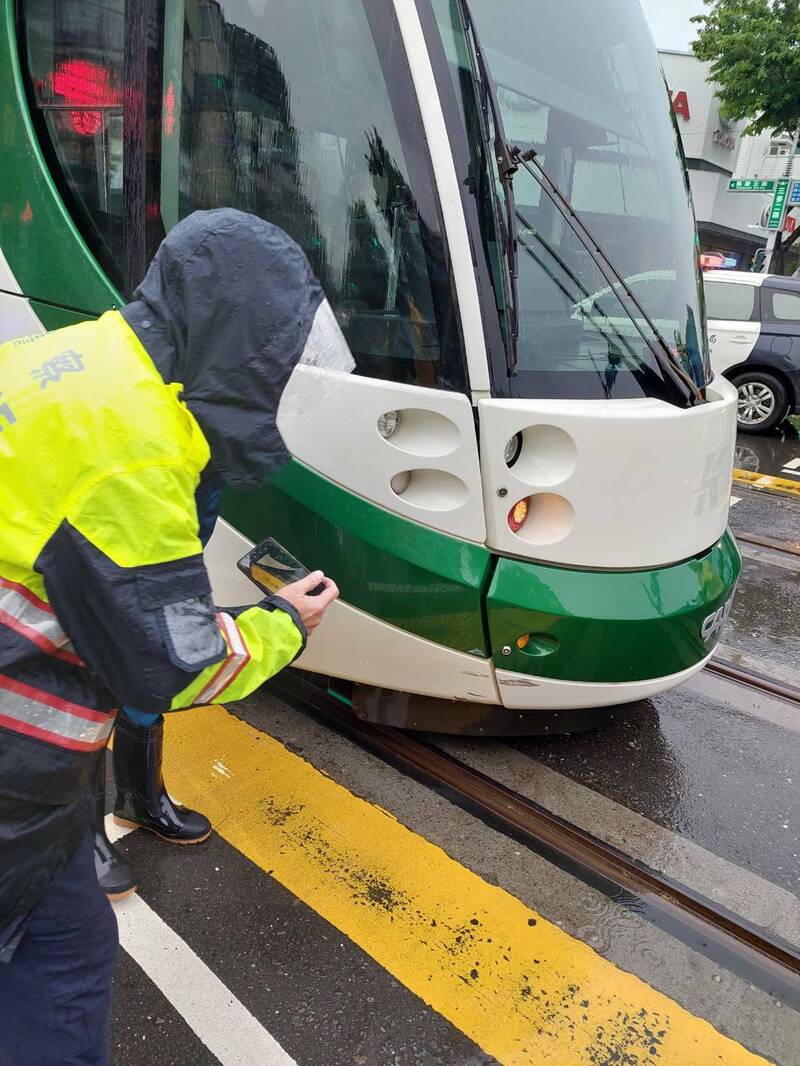 高雄輕軌遭機車擦撞，機車事發後逕自離開現場。（記者王榮祥翻攝）