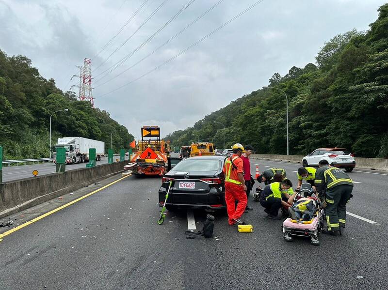 國道3號關西快到龍潭路段，今天早上發生1輛多元計程車追撞前方移動中的防撞車事故，造成乘客一度失去生命跡象。（竹縣府消防局提供）