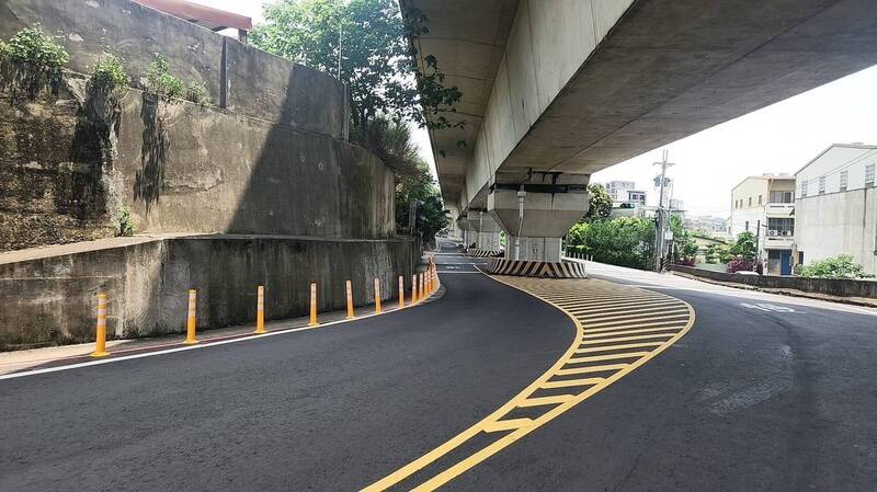 苗栗縣頭份市僑善國小側門的正隆路，經相關單位會勘，於路肩增設防撞桿以分流人車，不過該處為彎道，視線不佳，警方也提醒用路人仍要注意。（圖由警方提供）