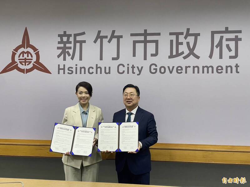 新竹市與韓國大田廣域市今天簽合作備忘錄,未來雙方將加強科技產業交流。左為新竹市長高虹安、右為韓國大田廣域市長李莊雨。(記者洪美秀攝) 新竹市與韓國大田廣域市今天簽合作備忘錄,未來雙方將加強科技產業交流。左為新竹市長高虹安、右為韓國大田廣域市長李莊雨。(記者洪美秀攝)